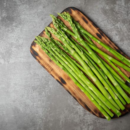 fresh-green-asparagus-table